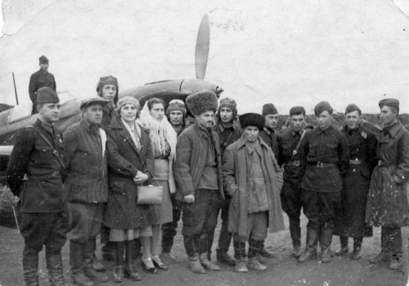 Летчики 182-го истребительного авиаполка вместе с шефами из г. Грозного