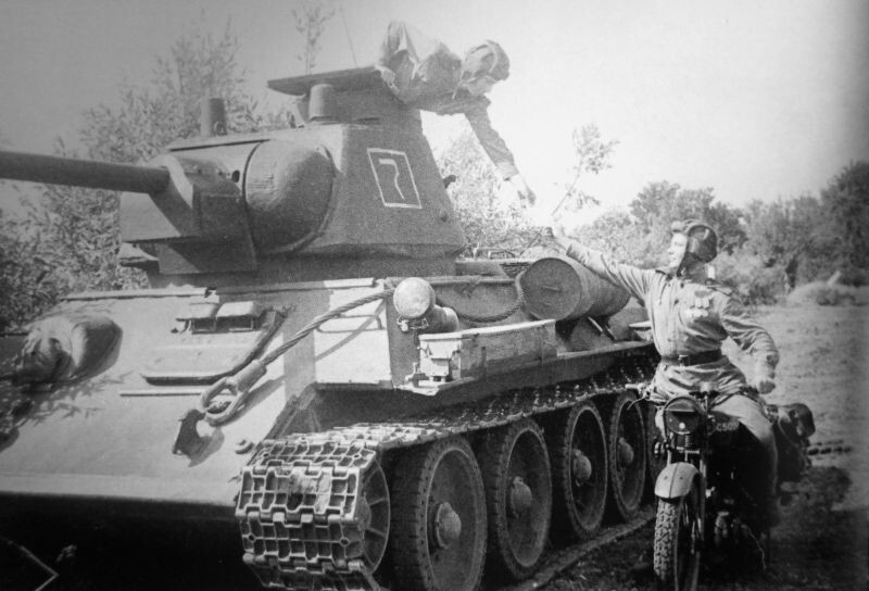 Сержант П. Золотарев передает приказ командиру танкового взвода лейтенанту А. Дьяконову