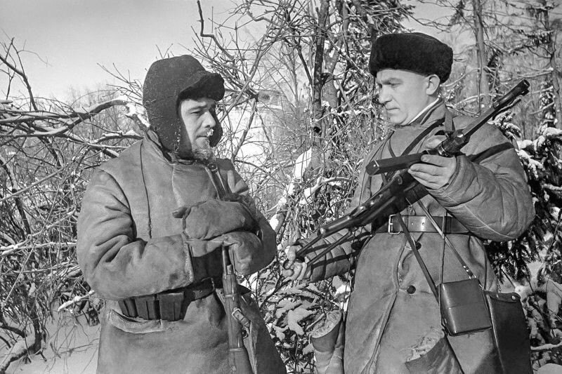 Командир партизанских отрядов Осташёвского района А. Глахов беседует с бойцом Свечниковым