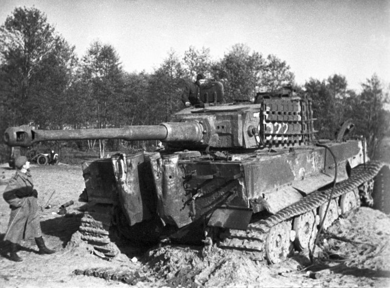 Немецкий танк Pz. Kpfw. VI «Тигр» подбитый советскими войсками на Наревском плацдарме
