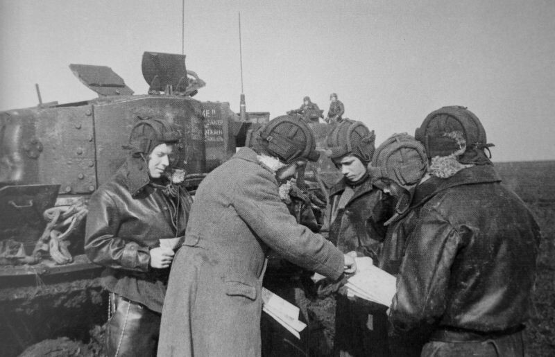 Командир роты 128-го танкового полка Д. Егоров ставит задачи у танка «Валентайн»