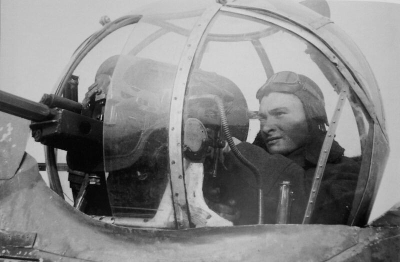 Воздушный стрелок-радист сержант Лащенов в верхней турели бомбардировщика A-20 «Бостон»