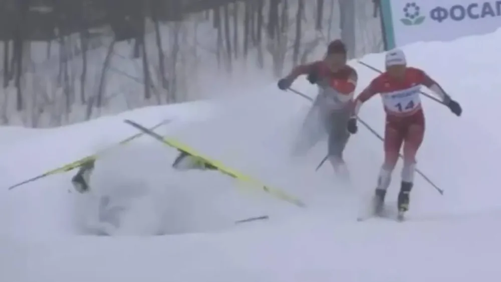 Собака сбила с ног двух лыжниц во время гонки на чемпионате России