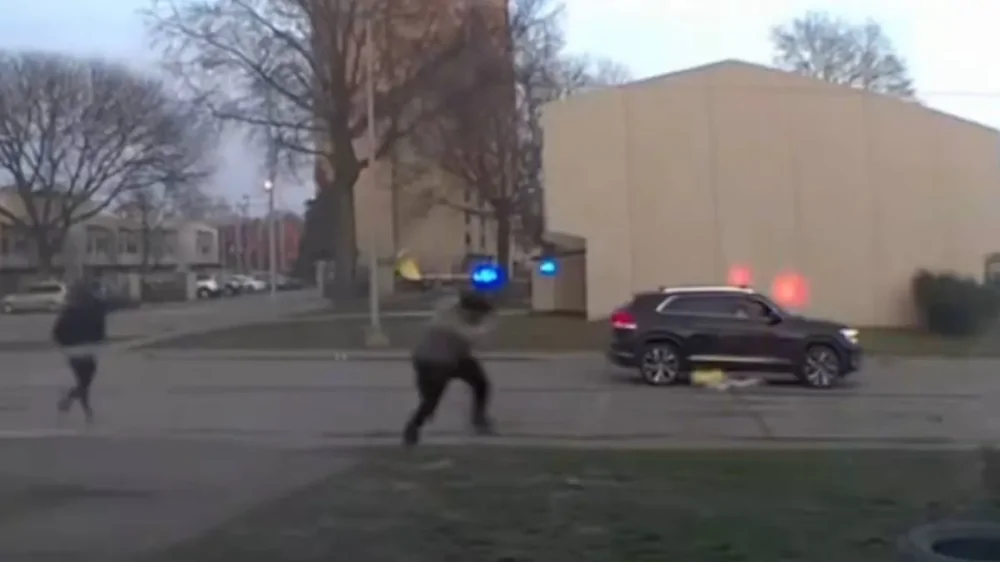 Камера у дома сняла стрельбу в Кливленде — женщине невероятно повезло