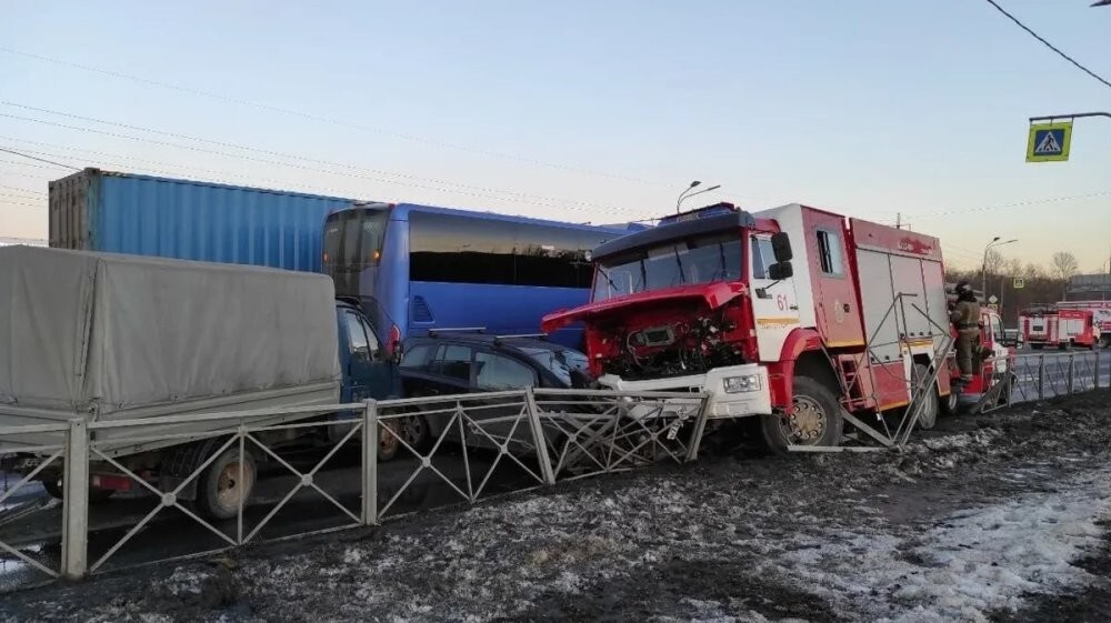 Массовое ДТП с участием пожарной машины