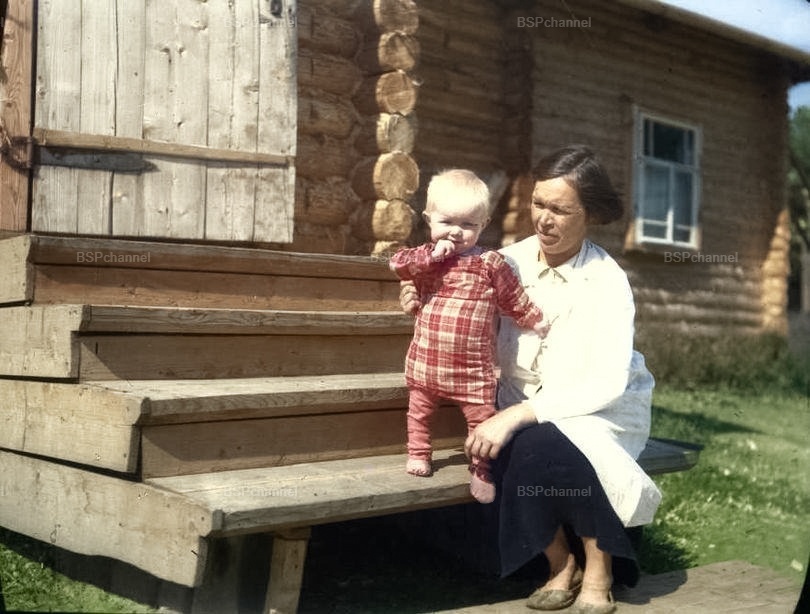 Заведующая яслями с девочкой, Кировская область, 1939