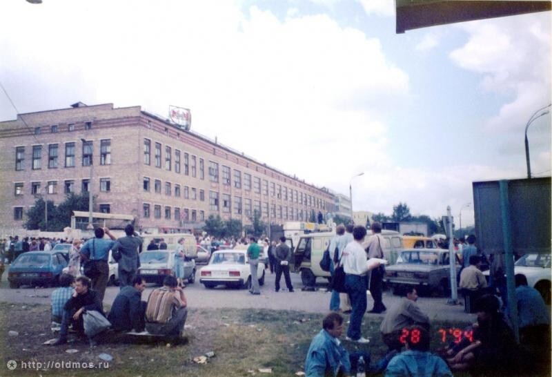 У офиса МММ на Варшавском шоссе. 1994. В конце июля наступил крах. Миллионы "не халявщиков, а партнёров" остались с "носом". Кто-то и без квартир.