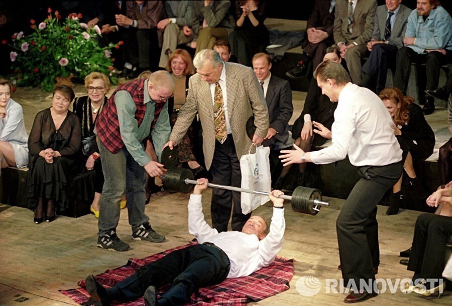 Юбилейный вечер в московском театре "Современник", посвященный 60-летию Валентина Гафта. 1997 год.