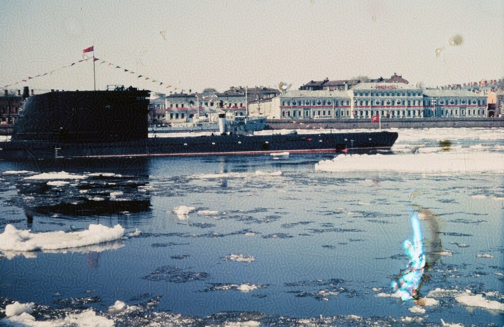 А это - Ленинград. В 1967 году весна была поздней и на 1 мая на Неве ещё был ледоход. Ну и военные корабли с подлодкой поучаствовали в параде.