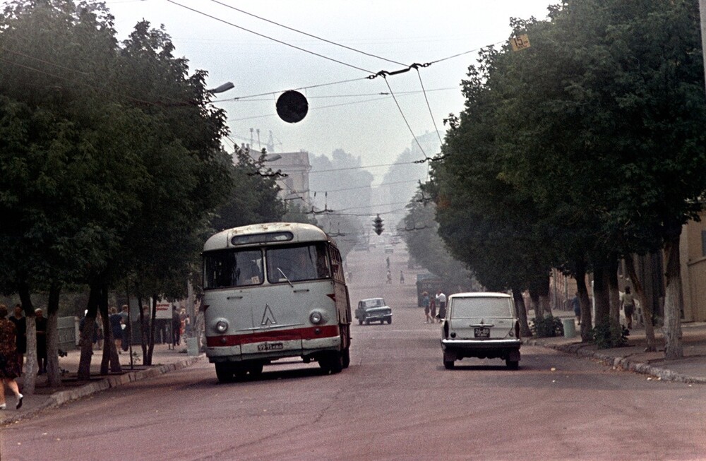 Львовские автобусы на улице Карла Маркса в Кирове.