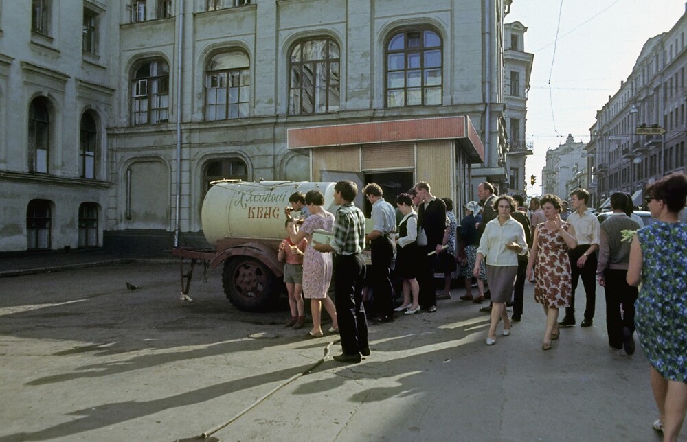 Этот снимок запечатлел повседневную жизнь Москвы в 1968 году, в частности, на улице Кузнецкий Мост. 
