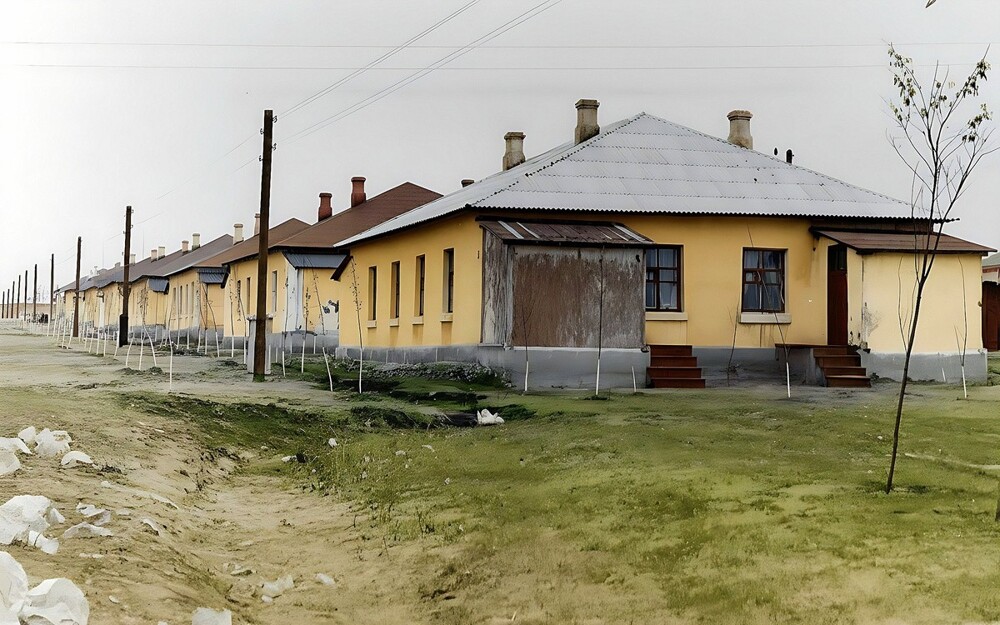 Улица Александра Матросова в Лисках, Воронежской области. Судя по всему, типовые дома для работников местного завода.
