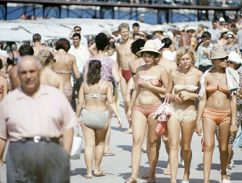 Жаркое лето - 1967. На пляже в городе Сочи.