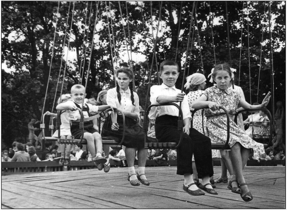 Карусели в парке имени М. Калинина. 1955–1960 годы.