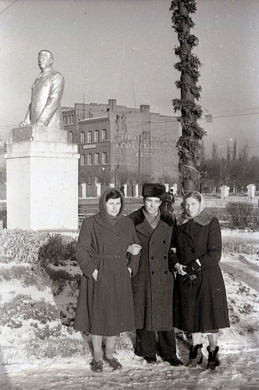 Памятник Иосифу Сталину у кинотеатра «Родина». 1951–1953 годы.