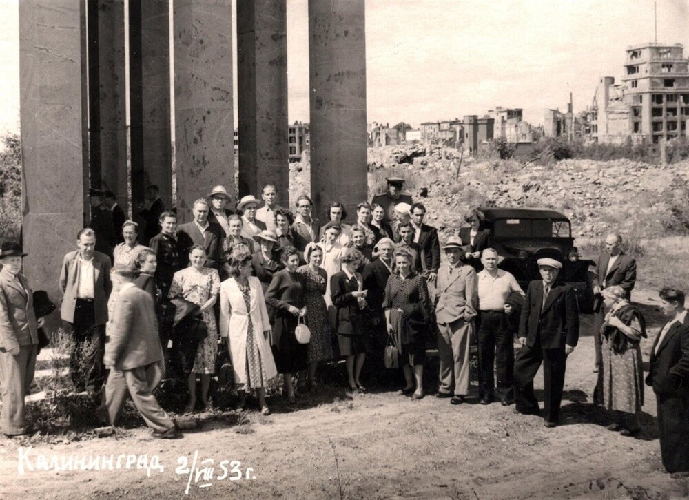Экскурсия на могилу Канта. 2 августа 1953 года.