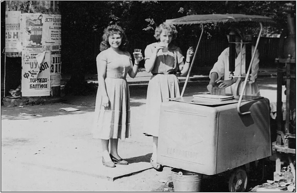 Передвижная лавка с газированной водой и сиропом на улице Калининграда. 1960 год.