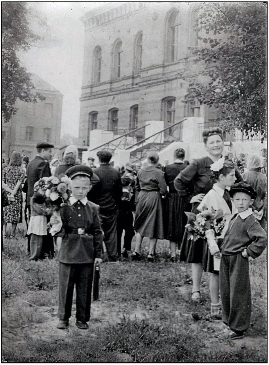 В первый класс. Школа № 24 на Томской улице. 1 сентября 1957 года.