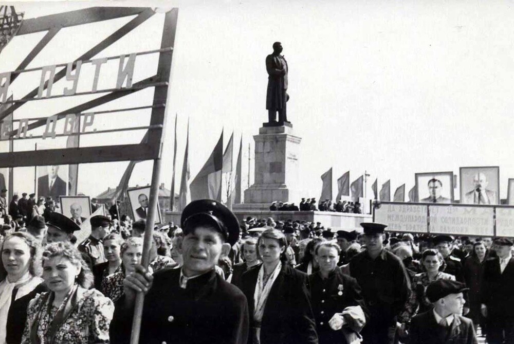 Площадь Победы. Первомайская демонстрация. 1 мая 1954 года. 