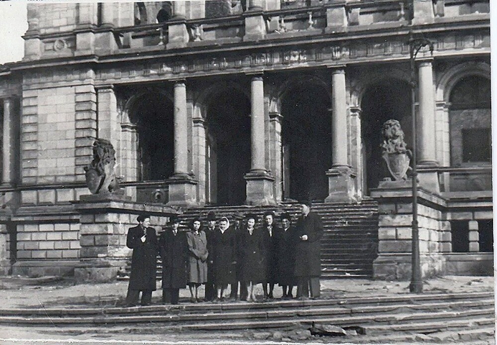 У здания Биржи. 1950–1955 годы. 