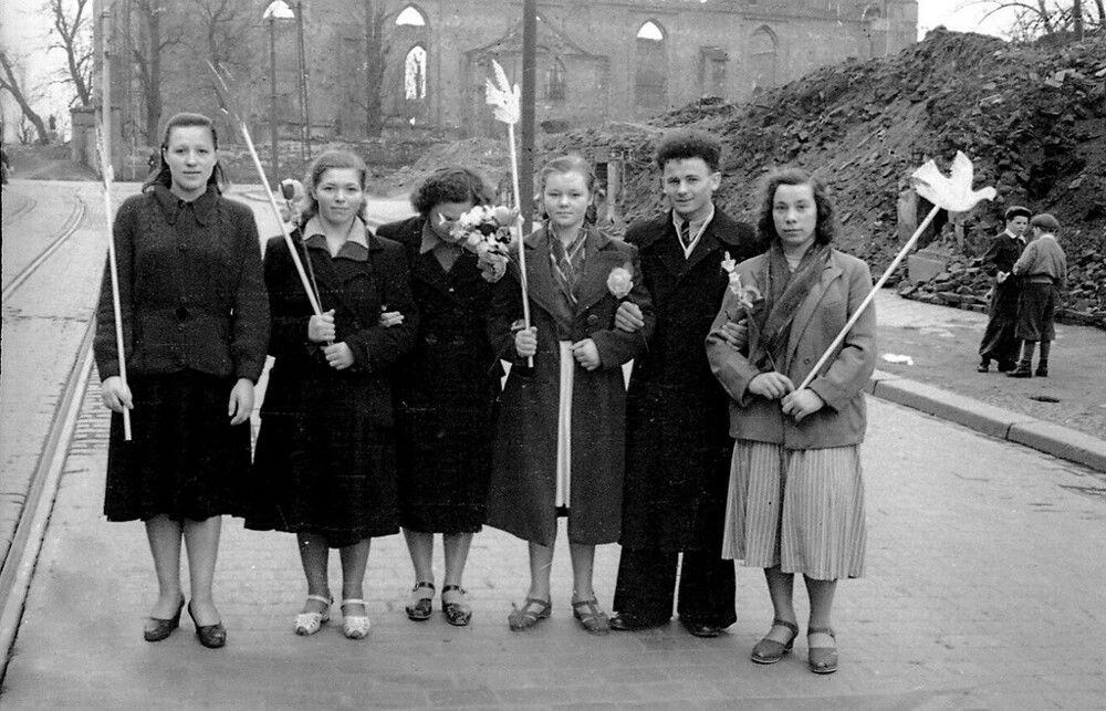 Молодые переселенцы. На заднем плане руины Хабербергской кирхи. 1950–1951 годы.