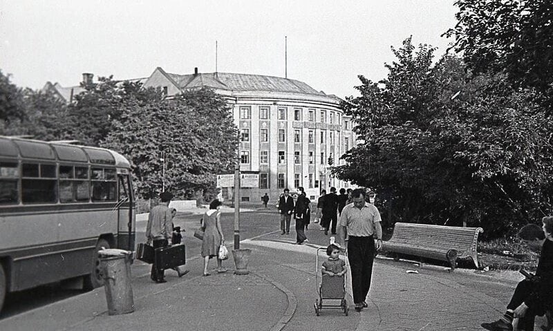 Автобусная остановка на улице Театральной. 1960 год. 