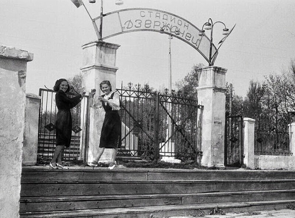Вход на стадион «Дзержинец». С 1966 года стадион «Пионер». 1951 год.