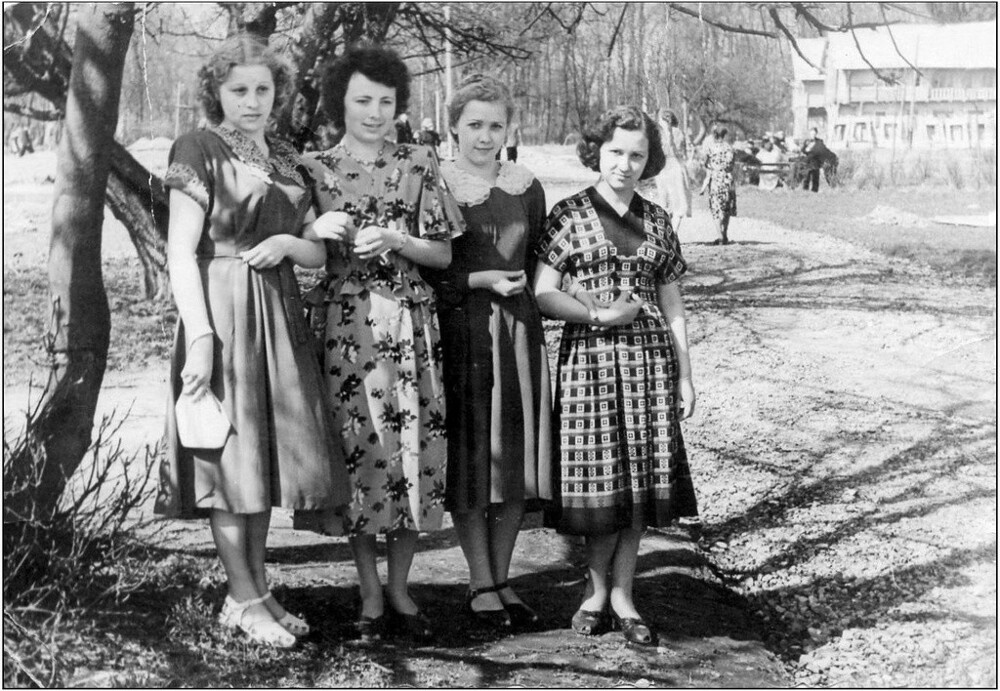 Девушки гуляют в парке им. М. Калинина. 2 мая 1952 года.