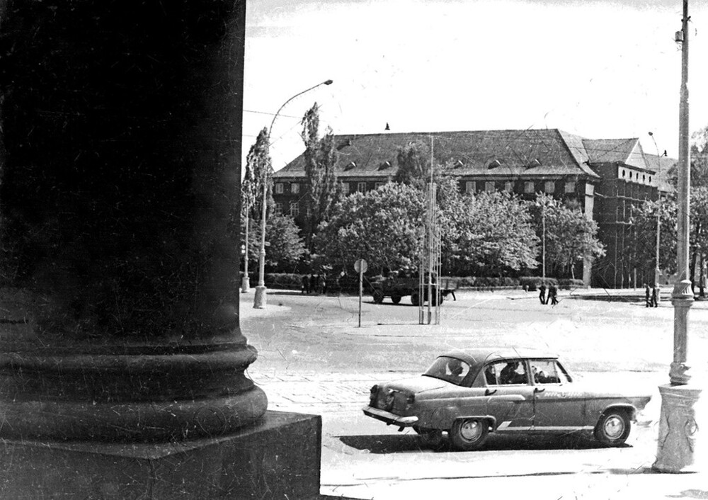 Вид на Обком КПСС со ступенек Драмтеатра. 1970 год.