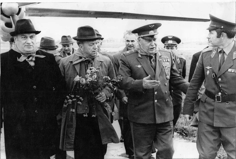 Трижды Герой Советского Союза, маршал авиации Александр Иванович Покрышкин в Калининграде. 11 ноября 1979 года. 