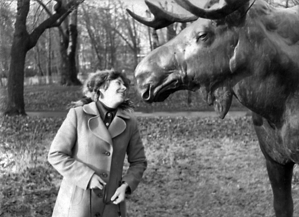 В Калининградском зоопарке у Гумбинненского лося. 1982 год. Автор: Евгения Крылова.