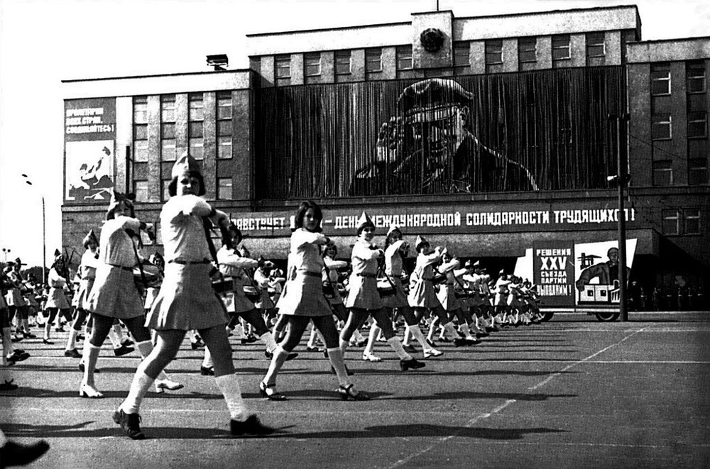 Выступление юных барабанщиц на Первомайском празднике. 1 мая 1978 года. 