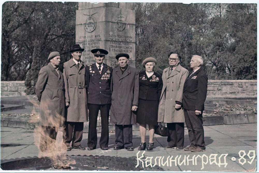 Встреча ветеранов разведчиков у памятника 1200 гвардейцам. 1989 год. 