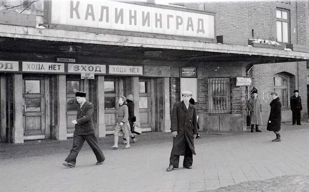 У входа в Южный вокзал. 1950–1953 годы. 