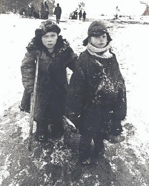 Братья 11-летний Моисей и 9-летний Гриша Беляковы из Кировского района Могилевской области. Их мать погибла в концлагере Озаричи. Март 1944 год.
