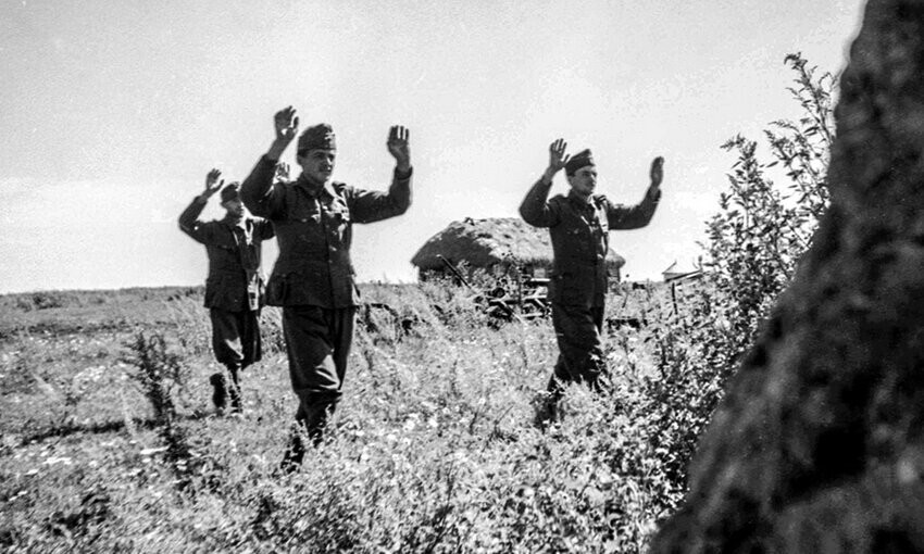 Венгерские солдаты сдаются в плен. Лето 1942 года. Фото в свободном доступе.