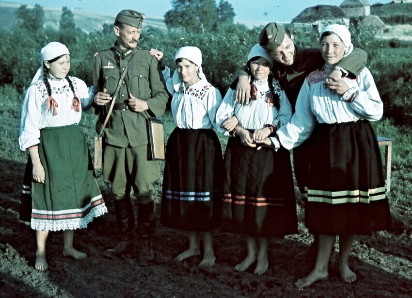 Венгерские солдаты и местные девушки. Фото скорее всего постановочное. Фото взято в свободном доступе.
