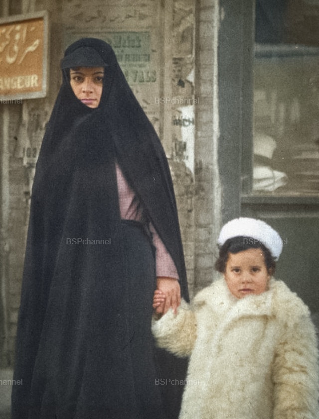 Иранка с дочерью в Тегеране, 1930-е