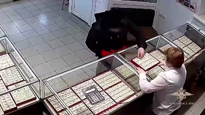 Семейный подряд: парень под руководством отчима обчистил ювелирный магазин в Башкирии