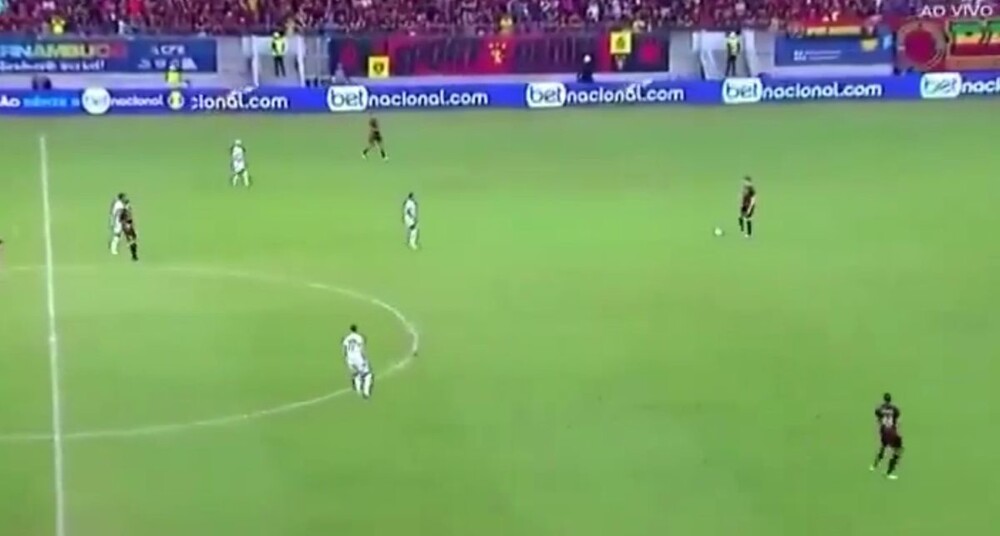 Футбольная команда повела в счете, ни разу не коснувшись мяча