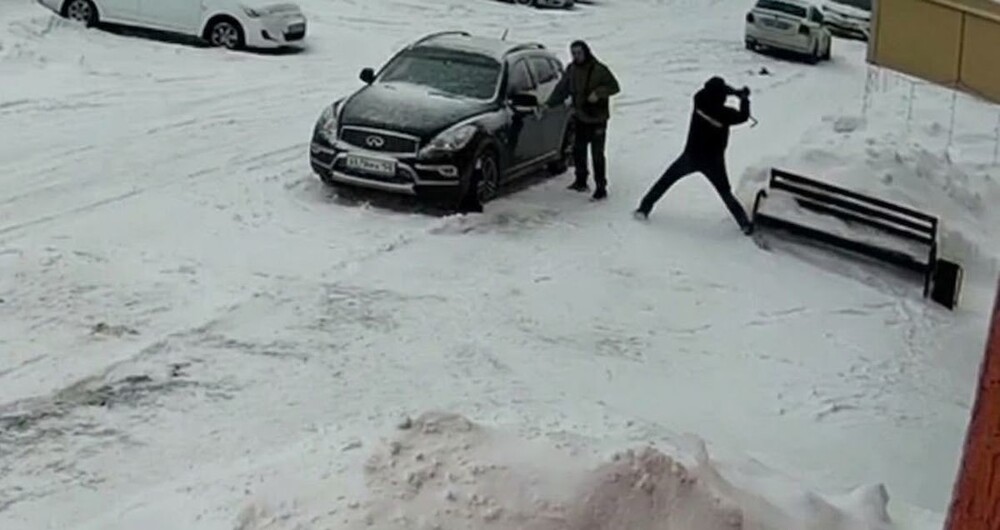 В Кемерове мужчину избили гвоздодером возле машины