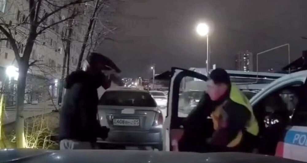 Гаишник догнал мотоциклиста-нарушителя, но забыл поставить машину на ручник