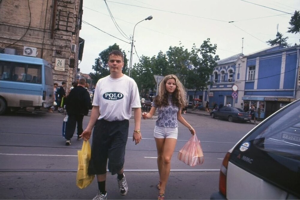 Пара на одной из улиц Владивостока, 1999 год.
