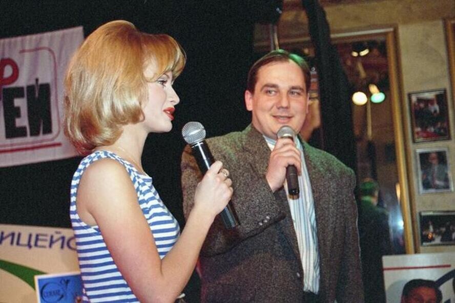 Ведущая тележурнала "Армейский магазин" Дана Борисова и  автор и режиссёр Александр Ильин во время конкурса "Мисс "Красная звезда", март 1997 год.