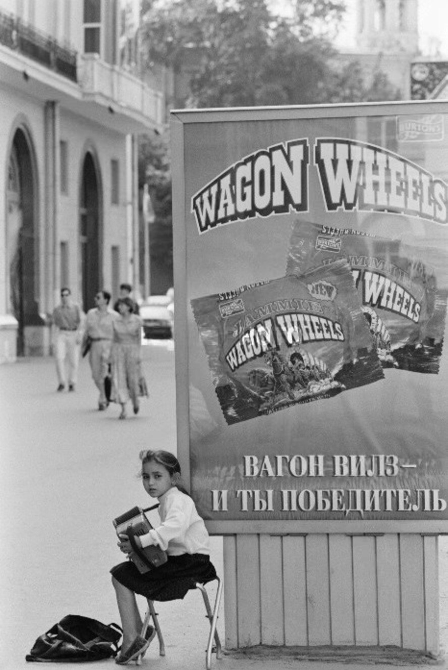 Девочка музыкант у гостиницы "Метрополь" в Москве, 1995 год