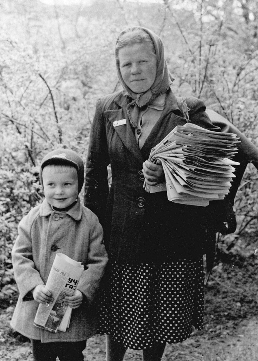 Архив Евгения Викторовича Ахматова. Почтальон тетя Надя и Миша Обидин. Автор: Николай Обидин. Владимирская область, Вязники.