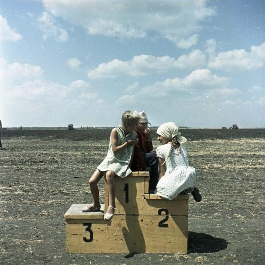 Дети на пьедестале. Автор: Всеволод Тарасевич. Краснодарский край, Кореновский район, станица Платнировская.