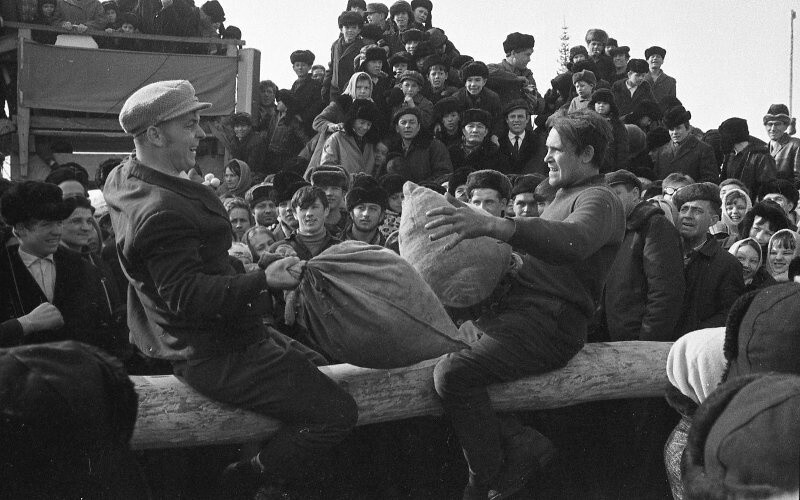 Праздник в деревне. Автор: Всеволод Тарасевич. Краснодарский край.