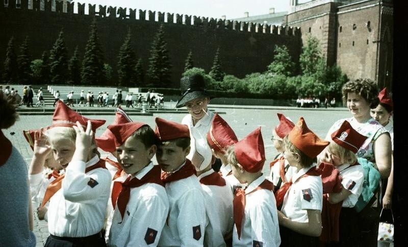 Госпожа Рамсинг (женщина в шляпе) в СССР. Автор: Владимир Тарасевич. Москва.