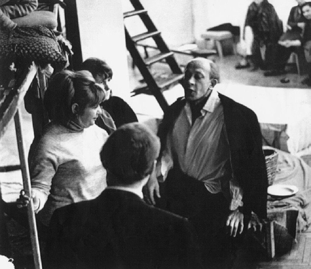 Галина Волчек и актеры Евгений Евстигнеев и Людмила Иванова на репетиции спектакля «На дне». Неизвестный автор. Москва.